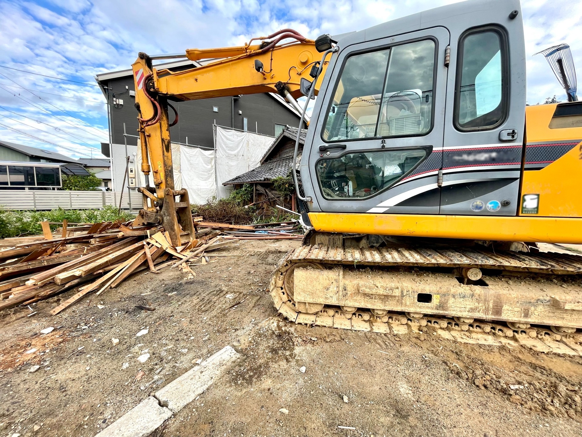 家を壊して駐車場に
